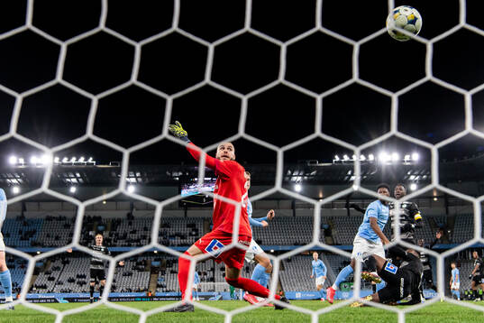 Malmö FFs Erik Botheim nickar in 2-0 målet bakom