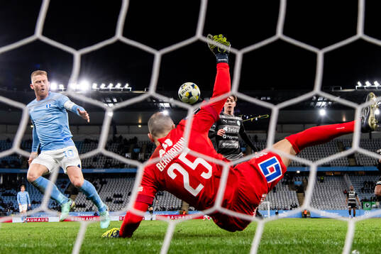 Västerås målvakt André Bernardini räddar en målchans