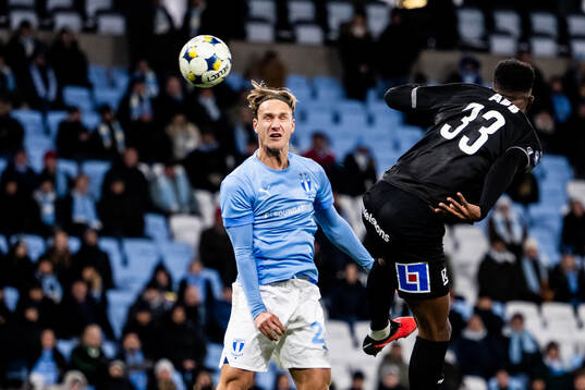 Malmö FFs Erik Botheim nickar in 2-0 målet