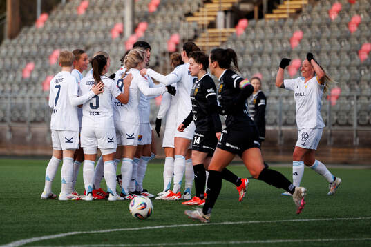 Umeås Isabelle Goldmann deppar medan Djurgårdens Mimmi