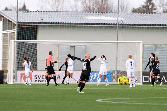 Umeå Linnea Westbom jublar med lagkamrater