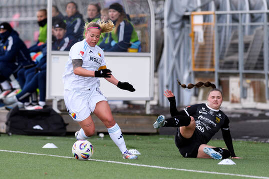 Djurgårdens Therese Åsland och Umeås Elvira Fjällström