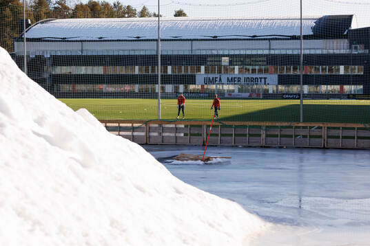 Snö och is utanför planen