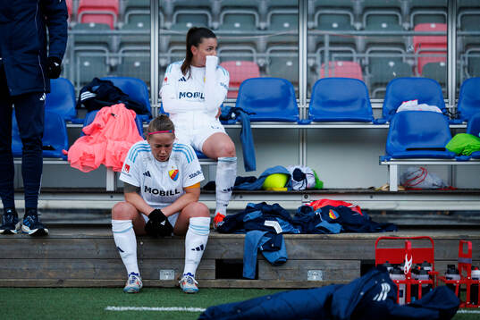 Djurgårdens Therese Åsland och Pauline Hammarlund deppar