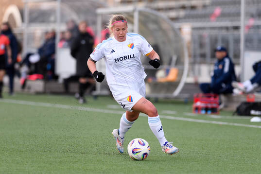 Therese Åsland med bollen