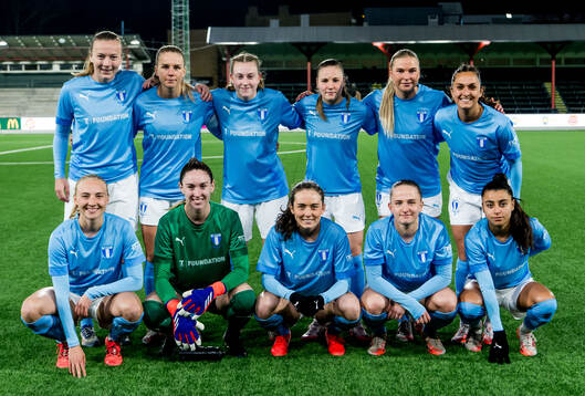 Malmö FFs spelare ställer upp för en lagbild