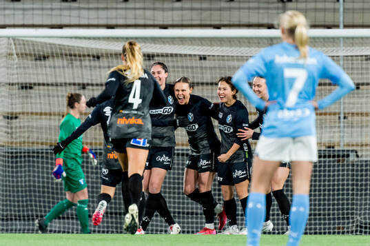 Växjö DFFs Maja Bodin jublar med lagkamraterna