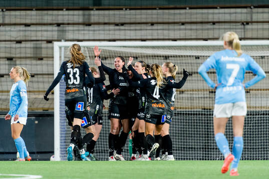 Växjö DFFs Maja Bodin jublar med lagkamraterna