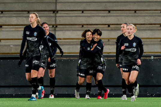 Växjö DFFs Miho Kamogawa och Suzu Amano jublar