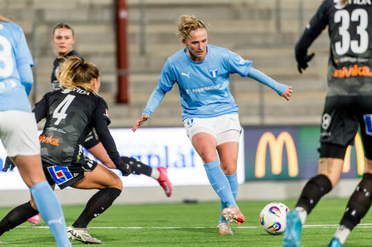Malmö FFs Tuva Skoog och Växjö DFFs Mimmi Nurmela