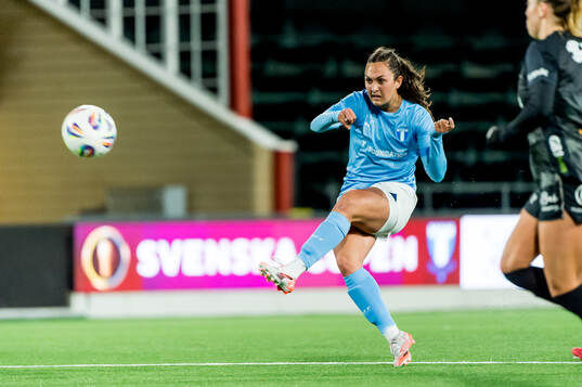 Malmö FFs Isabella D'Aquila skjuter in 1-2 målet