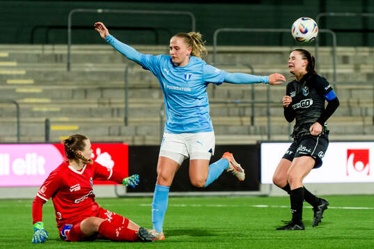 Växjö DFFs målvakt Maja Bay Østergaard och Malmö FFs