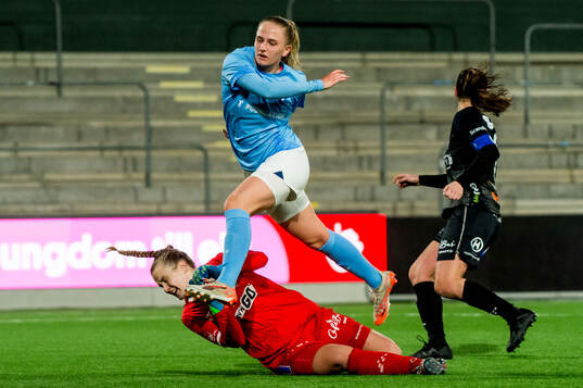 Malmö FFs Stinalisa Johansson och Växjö DFFs målvakt