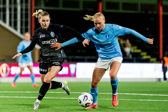 Växjö DFFs Helmi Raijas och Malmö FFs Stinalisa Johansson