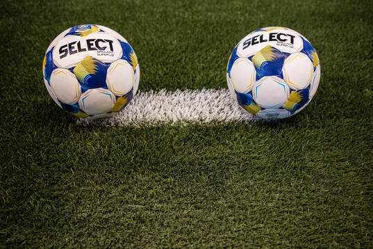 Fotbollar på konstgräs i 3Arena