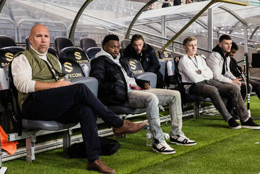 Hammarbys sportchef Mikael Hjelmberg och Shaquille Pinas
