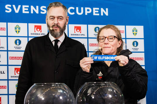 s tävlingschef Anna Lögdberg som visar upp en lapp med