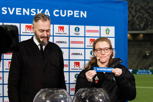 s tävlingschef Anna Lögdberg visar upp en lapp med