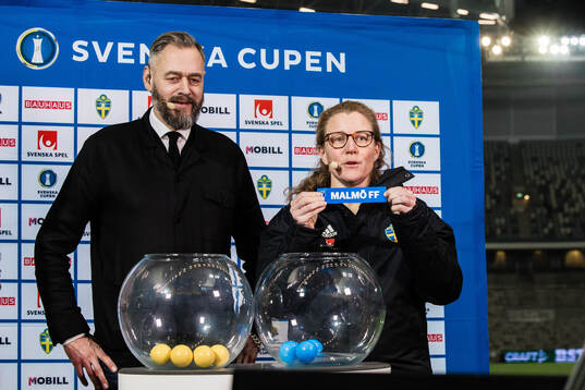 s tävlingschef Anna Lögdberg som visar upp en lapp med