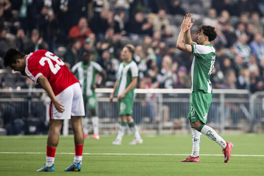 Hammarbys Sebastian Tounekti applåderar publiken vid ett