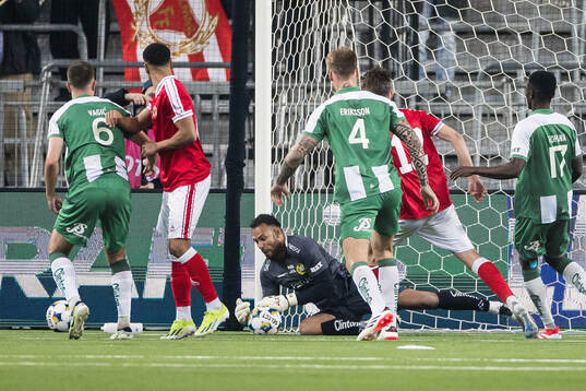 Hammarbys målvakt Warner Hahn med en räddning