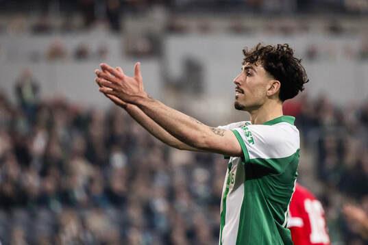 Hammarbys Sebastian Tounekti applåderar publiken