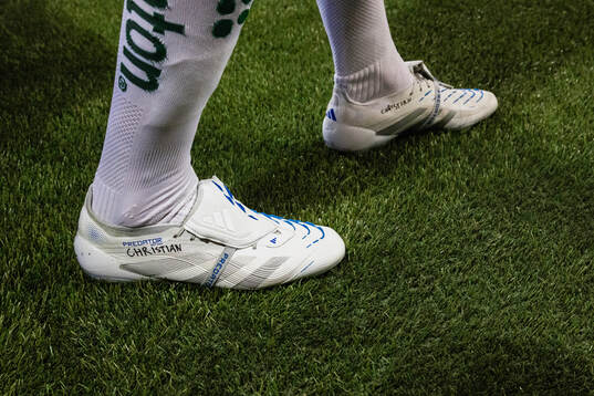 Hammarbys Nahir Besara fotbollsskor med namnet Christian