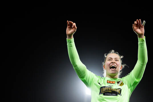 Häckens målvakt Fanney Birkisdottir jublar framför