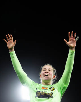 Häckens målvakt Fanney Birkisdottir jublar framför