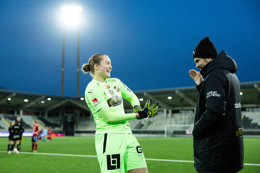 Häckens målvakt Fanney Birkisdottir och målvaktstränare