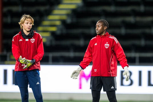 Rosengårds Saga Andersson och målvakt Angel Mukasa