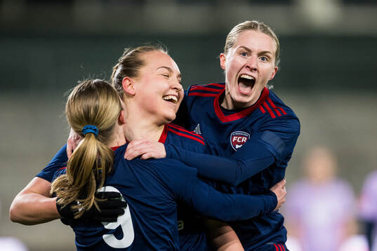 Rosengårds Oona Sevenius och Emilia Larsson jublar