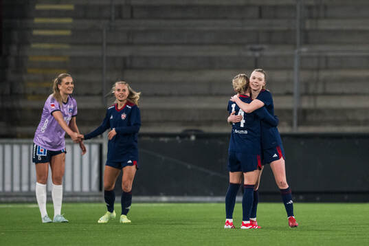 Rosengårds Emilia Larsson och Bea Sprung jublar