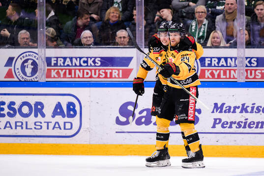 Luleås Isac Hedqvist och Brendan Shinnimin jublar