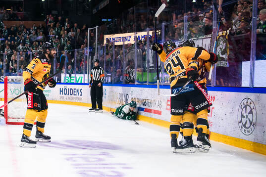 Luleås Isac Hedqvist jublar med lagkamrater