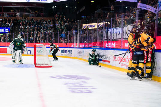 Luleås Isac Hedqvist jublar med lagkamrater