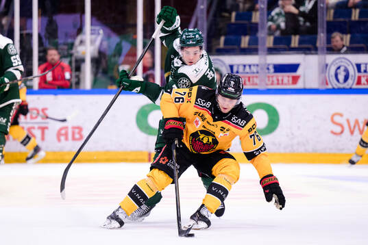 Färjestads Viktor Lodin och Luleås Anton Levtchi