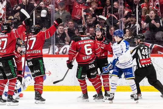 Örebros Elias Ekström jublar