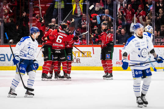 Örebros Glenn Gustafsson gör 4-3 och jublar med