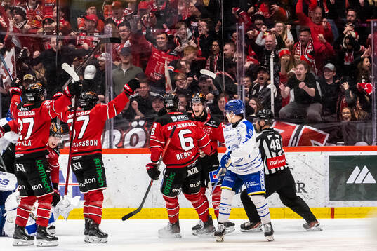 Örebros Elias Ekström gör 3-2 och jublar