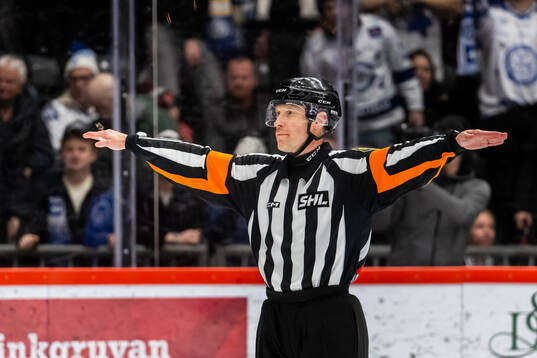 Domare Tobias Holm dömer bort ett mål för Leksand i