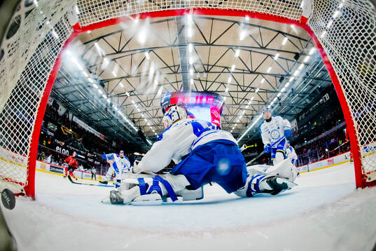 Örebros Patrik Puistola gör 2-2 på Leksands målvakt