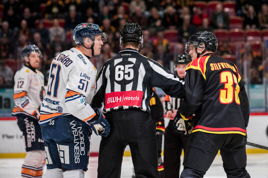 Växjös Emil Sylvegård och Brynäs Jakob Silfverberg i
