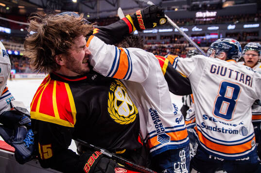 Brynäs Charles-Édouard D'astous i gruff med Växjös