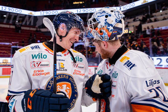 Växjös Emil Sylvegård och målvakt Adam Åhman jublar