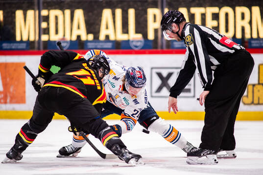 Brynäs Jordan Schroeder mot Växjös Karl Henriksson