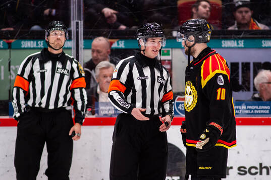 Domare Alexander Österberg i konversation med Brynäs