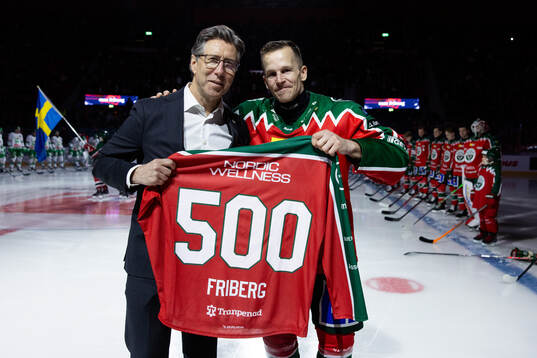 Frölundas klubbdirektör Christian Lechtaler uppvaktar