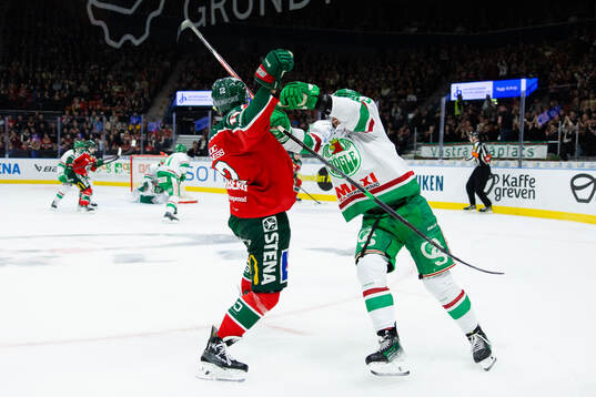 Frölundas Max Friberg och Rögles Josh Dickinson