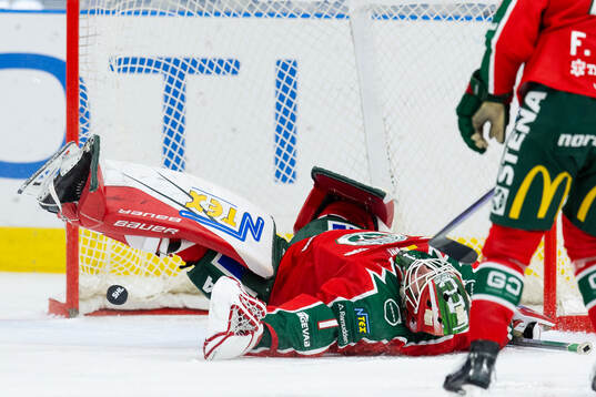 Frölundas målvakt Lars Johansson släpper in 0-1